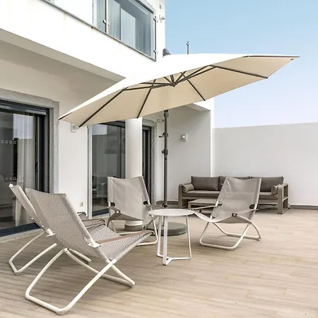 Elegant With Pool By Homing Ferienhaus
