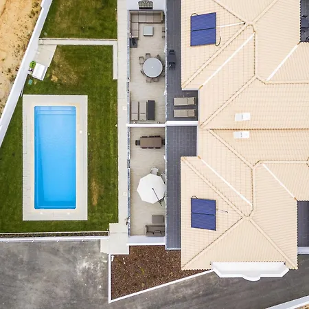 Dom wakacyjny Elegant With Pool By Homing